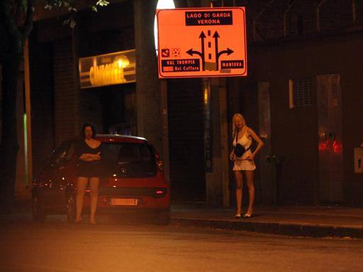 Le strade sono piene di prostitute: identificate decine di ragazze